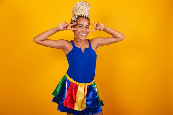 Schöne Schwarze Brasilianerin Karnevalskleidung Blauem Und Gelbem Hintergrund Dutt Und — Stockfoto