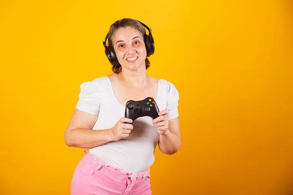 大人のブラジル人女性 ビデオゲームのリモコンを保持 ジョイスティック ゲーマーだ ヘッドフォンを使用してオンラインでプレイし — ストック写真