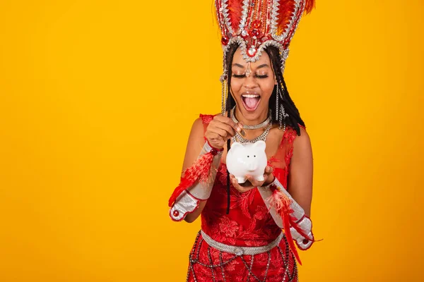 Mulher Brasileira Preta Bonita Com Roupas Carnaval Vermelho Segurando Banco — Fotografia de Stock