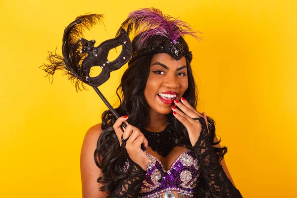 Horizontale Halbkörperaufnahme Einer Schönen Schwarzen Brasilianerin Karnevalskleidung Fasnetsmasken Tragen Wow — Stockfoto