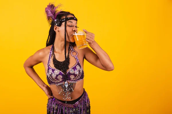 stock image beautiful brazilian woman in purple carnival clothes drinking beer.
