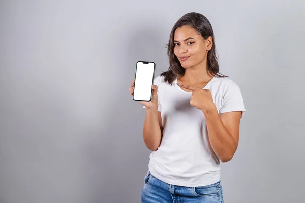 Braziliaanse Vrouw Met Smartphone Met Wit Scherm Voor Advertenties Advertenties — Stockfoto