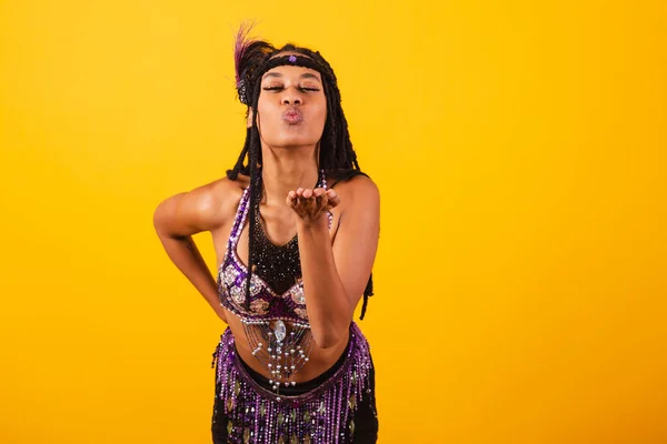 Vacker Svart Brasiliansk Kvinna Lila Karneval Kläder Skicka Kyss — Stockfoto