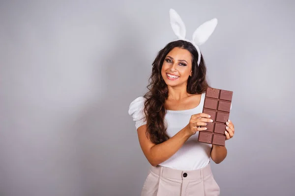 Mujer Brasileña Con Orejas Conejo Barra Chocolate — Foto de Stock