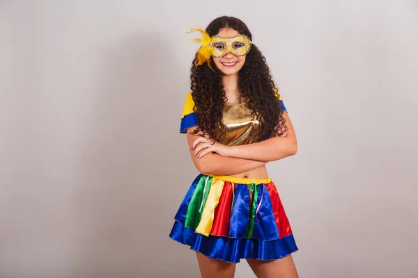 Genç Bir Kız Brezilyalı Frevo Elbiseli Karnaval Maske Kollar Çapraz — Stok fotoğraf