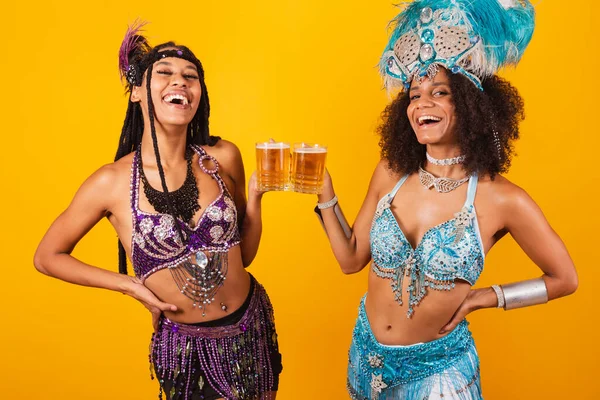 Δύο Βραζιλιάνες Φίλες Ρούχα Καρναβαλιού Πίνοντας Μπύρα — Φωτογραφία Αρχείου