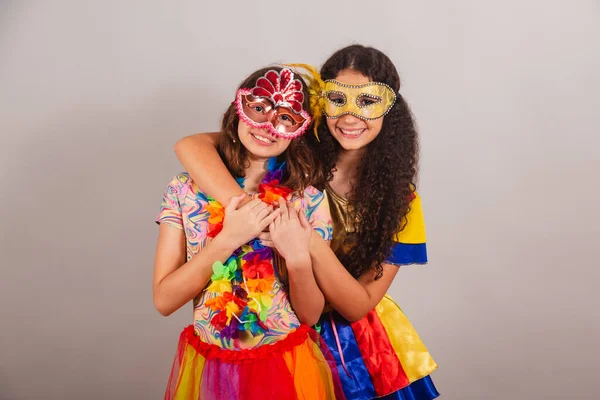 Amigas Brasileiras Vestidas Com Roupas Carnaval Abraçando Sorrindo Para Câmera — Fotografia de Stock