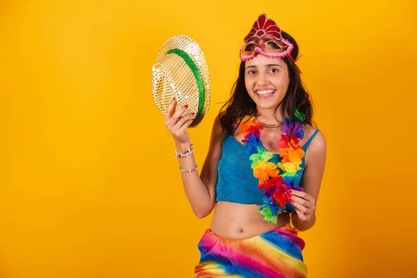 Bela Mulher Brasileira Roupas Carnaval Segurando Chapéu — Fotografia de Stock