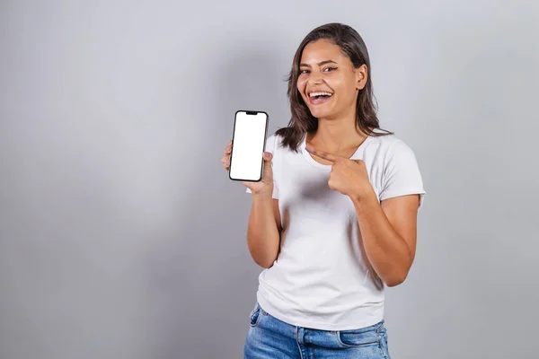 Braziliaanse Vrouw Met Smartphone Met Wit Scherm Voor Advertenties Advertenties — Stockfoto