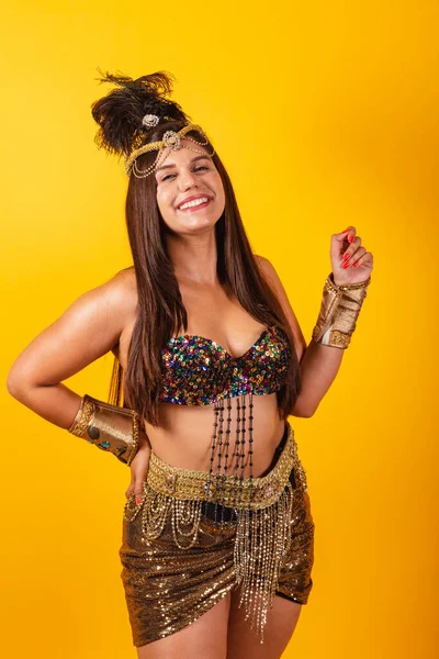 Όμορφη Βραζιλιάνα Ρούχα Καρναβαλιού Χαμογελώντας Χέρια Στους Γοφούς Της — Φωτογραφία Αρχείου