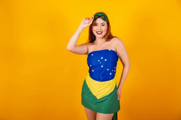 Vacker Brasiliansk Rödhårig Med Karnevalskläder Gjorda Med Brasiliansk Flagga Poserar — Stockfoto