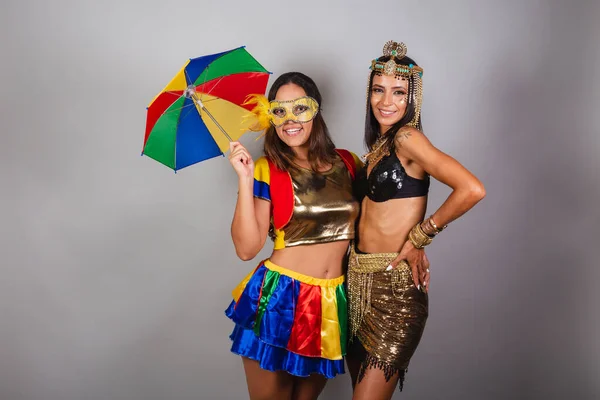 Vízszintes Fél Test Felvétel Két Brazil Barátról Karneváli Ruhában Pózol — Stock Fotó