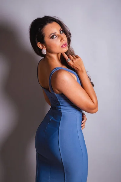 Piękna Zmysłowa Brazylijka Businesswoman Przedsiębiorca Ubrana Niebieską Sukienkę Sesja Protokołu — Zdjęcie stockowe