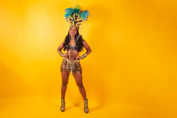Foto Horizontal Corpo Inteiro Mulher Brasileira Negra Roupas Carnaval Mãos — Fotografia de Stock
