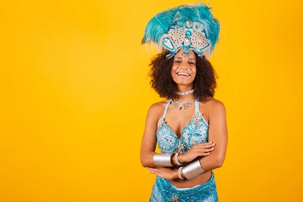 Schöne Schwarze Brasilianerin Mit Blauer Karnevalskleidung Federkrone Sambaschulkönigin Gekreuzte Arme — Stockfoto
