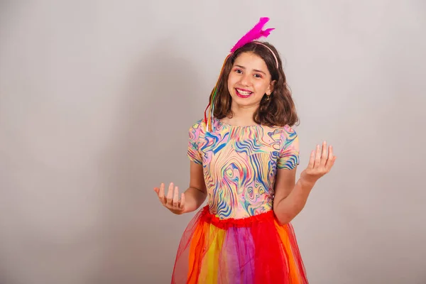 Braziliaans Kind Meisje Gekleed Carnaval Outfit Uitnodigend Met Handen Kom — Stockfoto