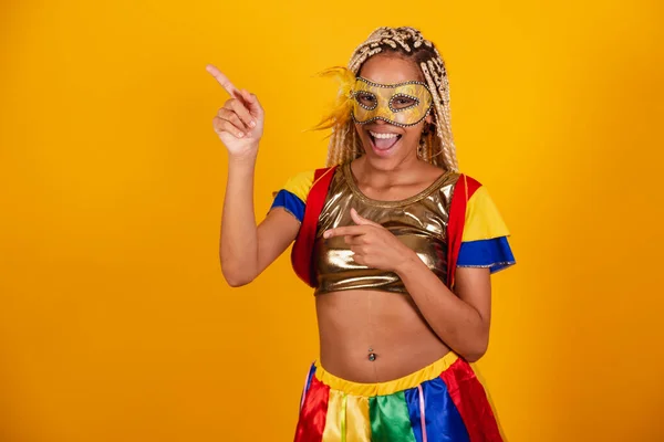 Schöne Schwarze Brasilianerin Karnevalskleidung Maske Gelber Hintergrund Zeigt Auf Etwas — Stockfoto
