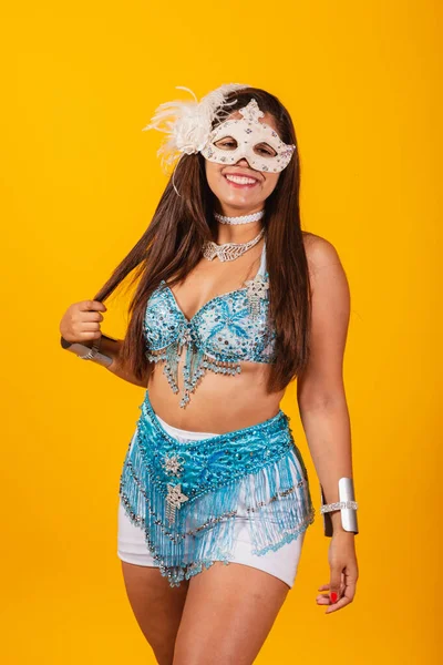 青と白のカーニバルの服の美しいブラジルの女性 垂直写真 マスカラを使用して — ストック写真