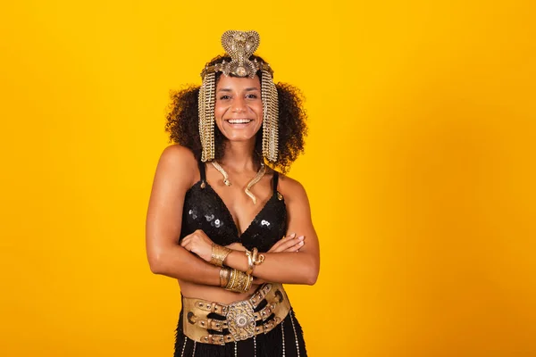 Mooie Zwarte Braziliaanse Vrouw Cleopatra Carnaval Kleding Met Haar Armen — Stockfoto