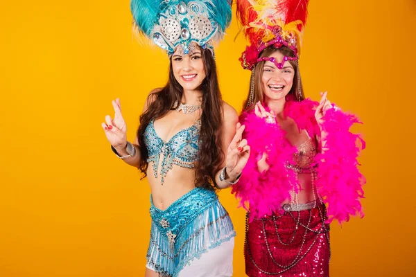 两个穿着桑巴学校服装的巴西女性朋友 狂欢节 羽毛冠 跳舞和聚会 — 图库照片