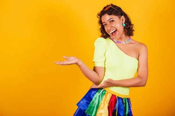 Красивая Афро Американская Бразильская Девушка Карнавальной Одежде Представляет Слева — стоковое фото