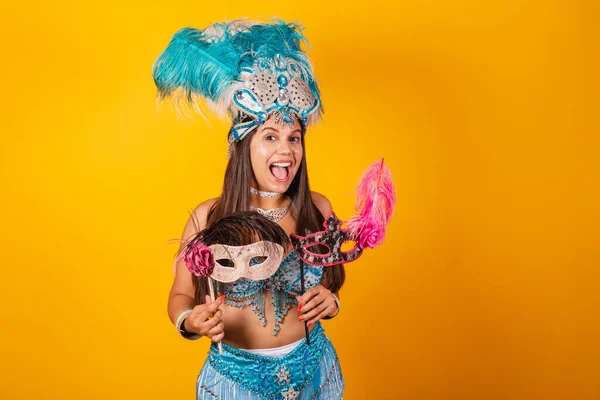 身穿蓝白嘉年华服装的美丽的巴西女人 头戴羽毛冠 头戴狂欢节面具 — 图库照片