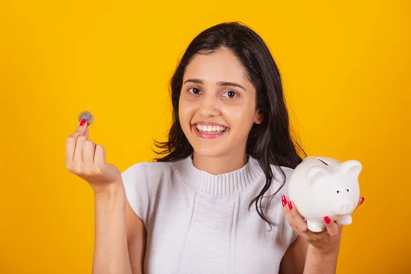Beautiful Brazilian Woman Holding Piggy Bank Coin — Stock Photo, Image