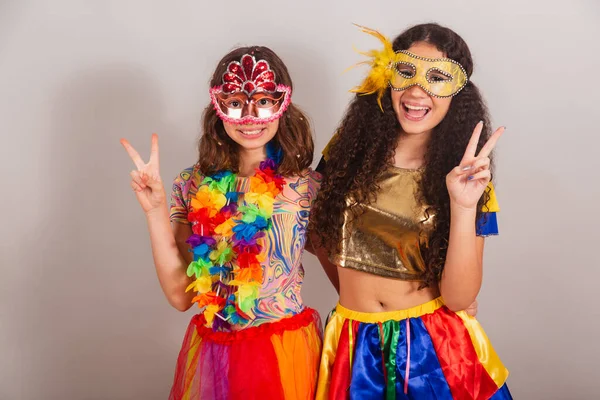 Βραζιλιάνες Φίλες Ντυμένες Ρούχα Καρναβαλιού Ειρήνη Και Αγάπη — Φωτογραφία Αρχείου