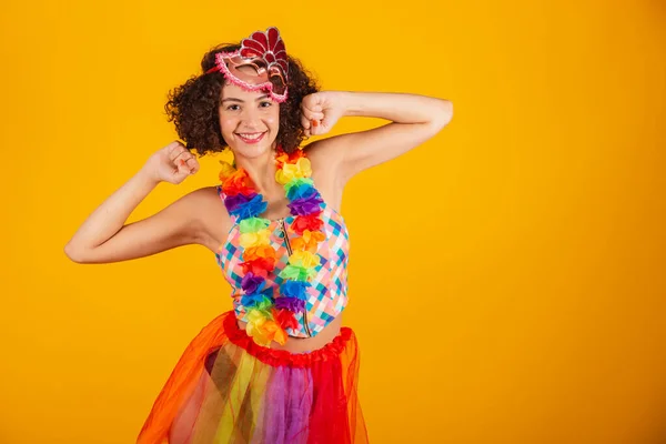 Belle Femme Brésilienne Vêtue Vêtements Carnaval Touchant Ses Cheveux — Photo