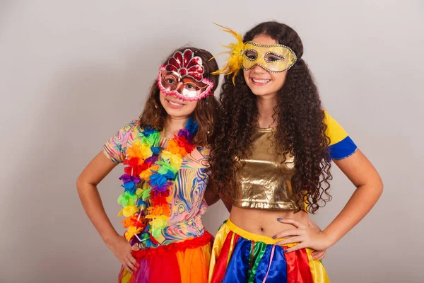 Brasileiras Amigas Vestidas Com Roupas Carnaval Abraçando Umas Outras — Fotografia de Stock