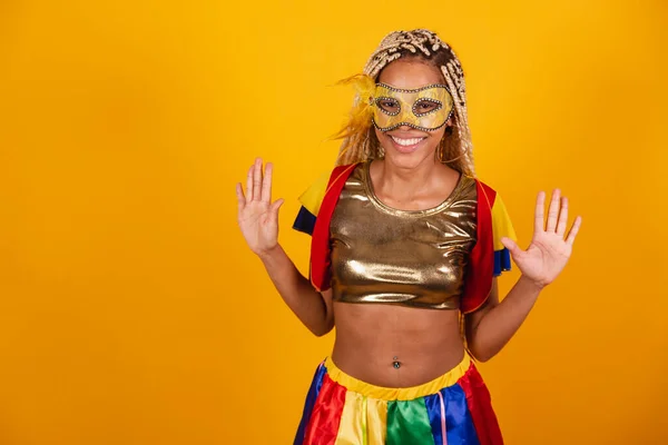 Schöne Schwarze Brasilianerin Karnevalskleidung Maske Gelber Hintergrund Überraschung Wow Unglaublich — Stockfoto