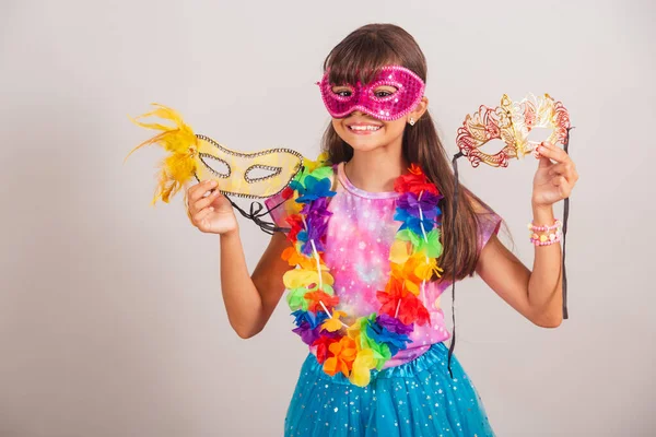Schöne Brasilianerin Kind Verkleidet Für Den Karneval Brasilien Mit Faschingsmaske lizenzfreie Stockfotos