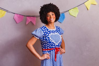 Festa Junina için tipik kıyafetler giyen Brezilyalı afro kadın.