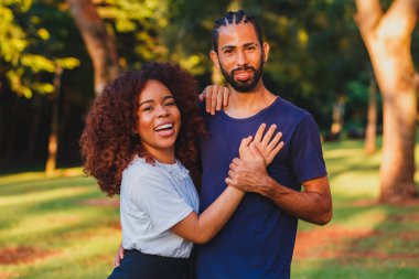 Parktaki siyah sevgililer günü çifti aşık. Tutkulu sevgililer. Sevgililer Günü konsepti