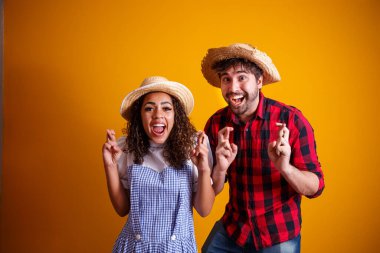Festa Junina - Haziran festivali için geleneksel kıyafetler giyen Brezilyalı çift