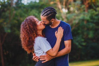 Parktaki siyah sevgililer günü çifti aşık. Tutkulu sevgililer. Sevgililer Günü konsepti