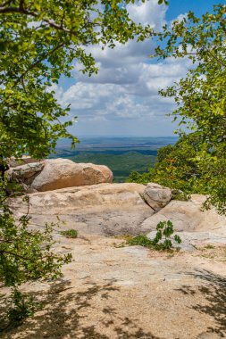 Doğanın ortasındaki bir dağın güzel görüntüsü. Görkemli doğa. Seyahat kavramı
