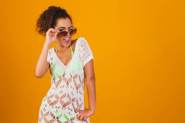 Plaj kıyafetli afro kadın. Tatil kavramı