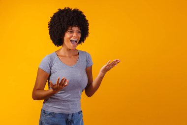 Eli ağızında bağıran bir kadın. Tanıtım konsepti