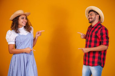 Festa Junina - Haziran festivali için geleneksel kıyafetler giyen Brezilyalı çift
