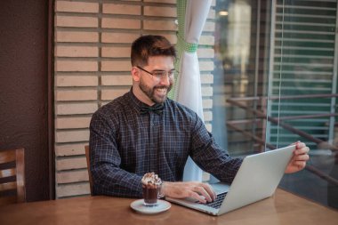 İş adamı internet üzerinden çalışıyor.