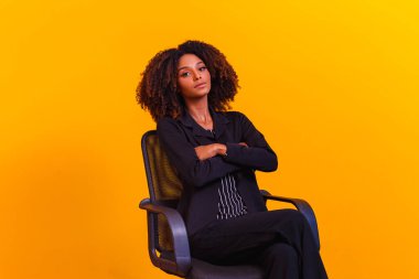 Başarılı siyahi kadın, iş kadını. Kolları bağlı, takım elbiseli afro bir kadın.
