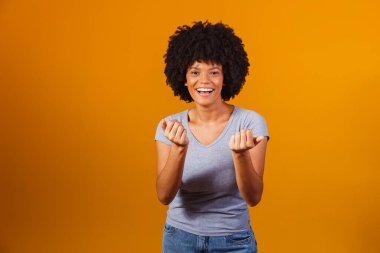 Genç siyah kadın kişi gelmek davet etme