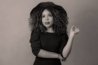 Şapkalı Afro kadın. Moda stüdyosu portresi