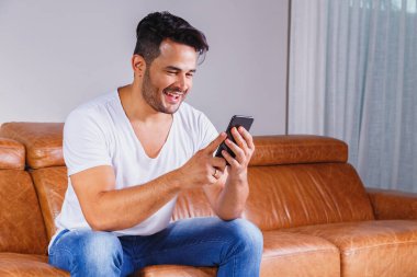 Cep telefonundan mesaj atan yakışıklı bir adam.