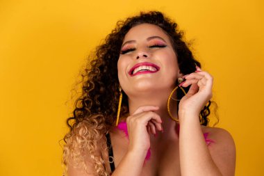 Brezilya Karnavalı 'nı kutlamak için yapılan karnaval makyajı. Karnaval için makyaj ve aksesuarlar.