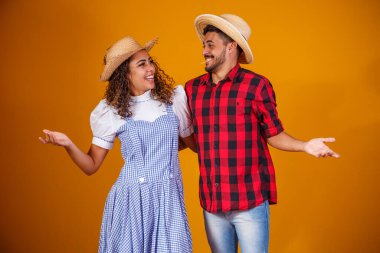 Festa Junina - Haziran festivali için geleneksel kıyafetler giyen Brezilyalı çift