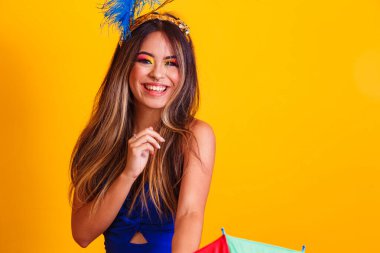 Karnaval için giyinmiş genç ve güzel bir kadın.