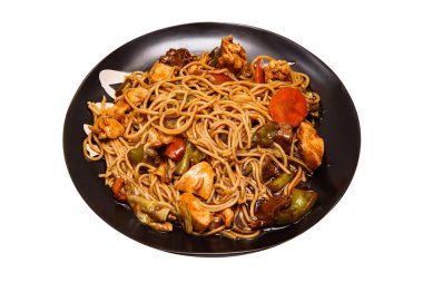 Beyaz arka planda yakisoba ile bowling