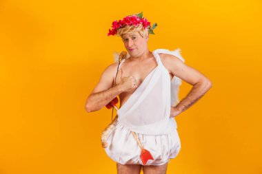 Sevgililer Günü konsepti. Aşk Tanrısı 'nın portresi - Sarı arka planda yay ve okla Aşk Tanrısı.